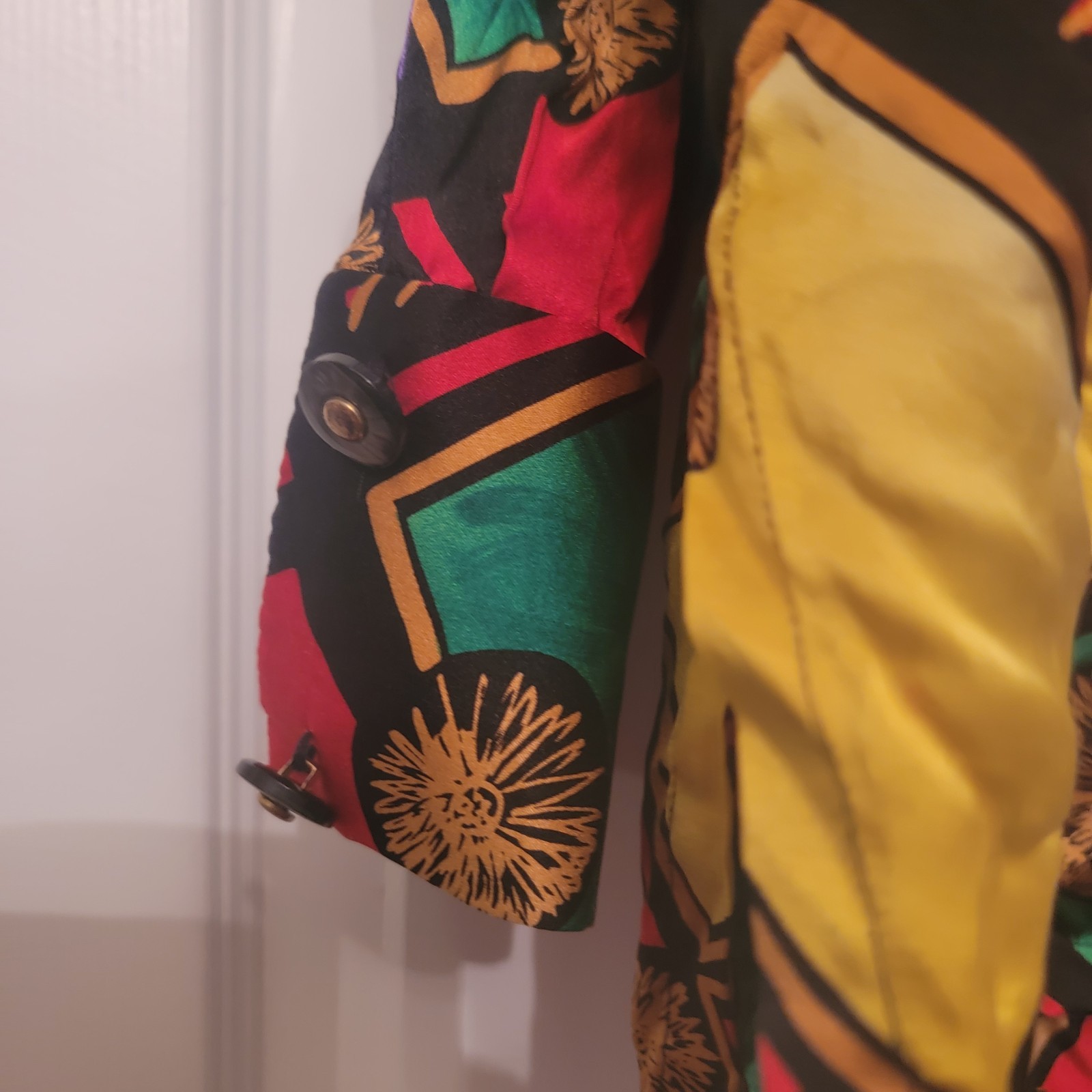 Tahari VINTAGE MULTICOLOR SILK GREEN RED BLACK AND YELLOW BUTTON UP BLOUSE M/L