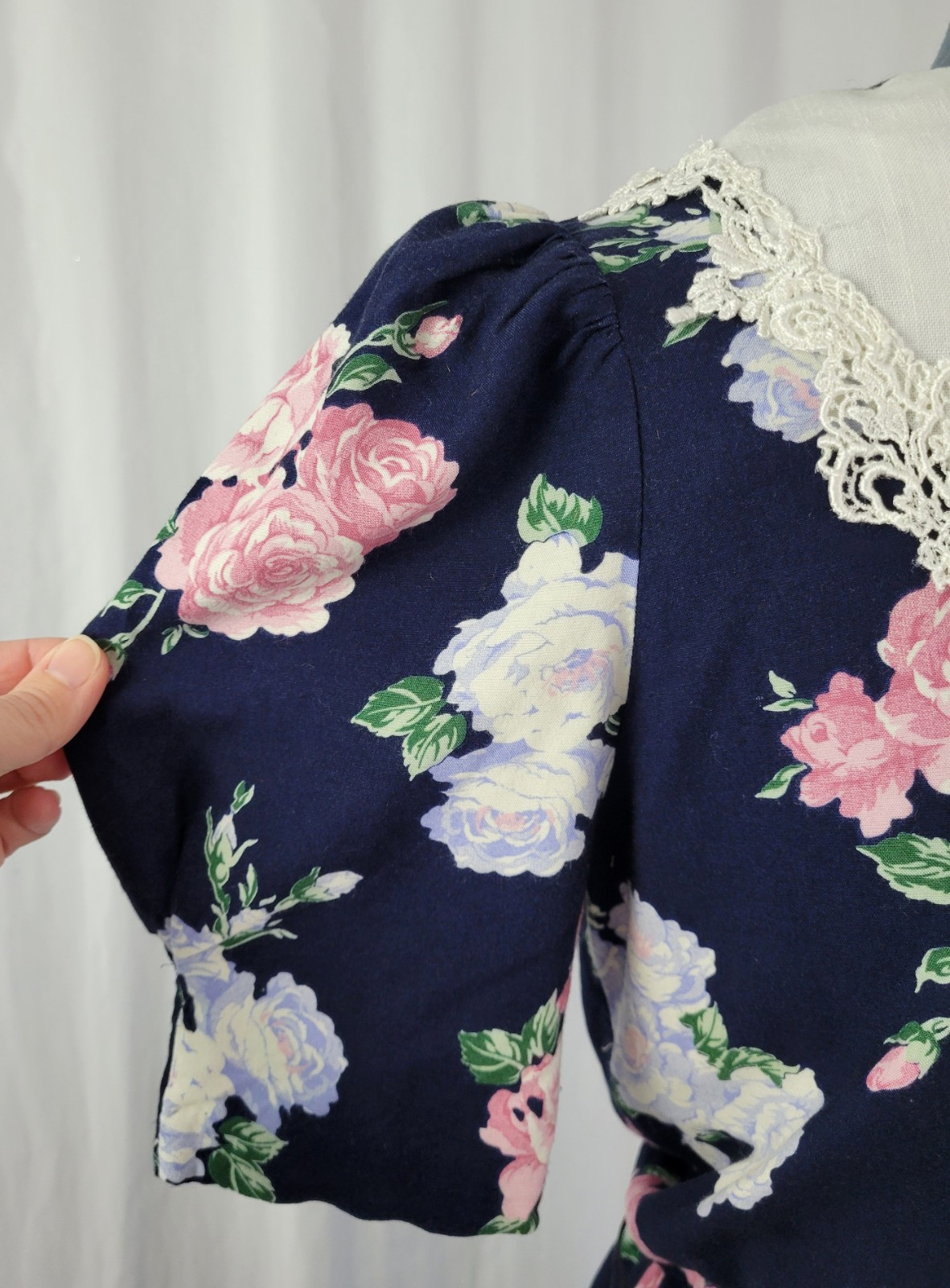 Vtg Lisa II Navy Blue Floral Blouson Dress w White Crochet Trimmed Bib Size M?