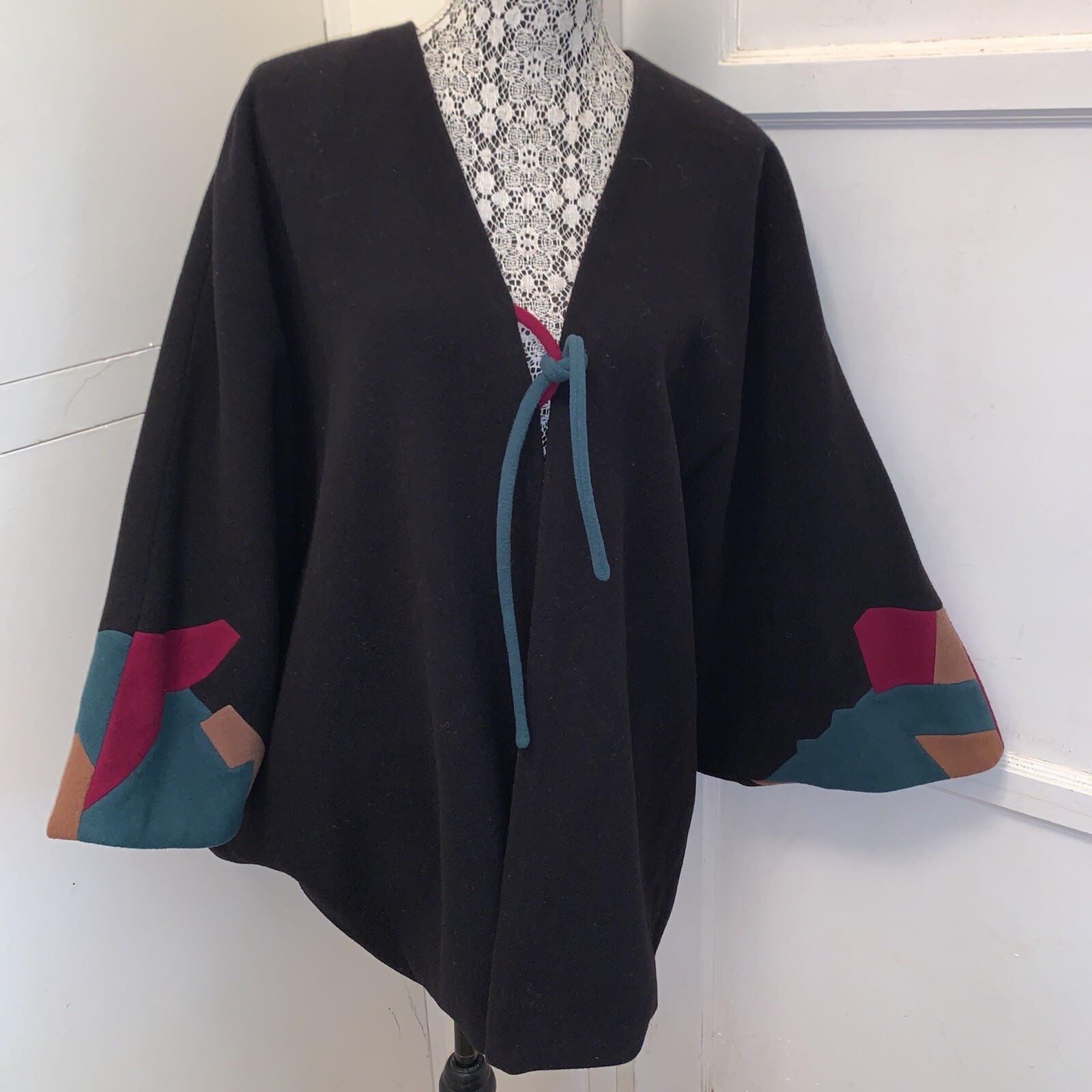 Vintage Renee Legault Wool Black Red Green S/P Cape GUC.I Colors Satin Lined