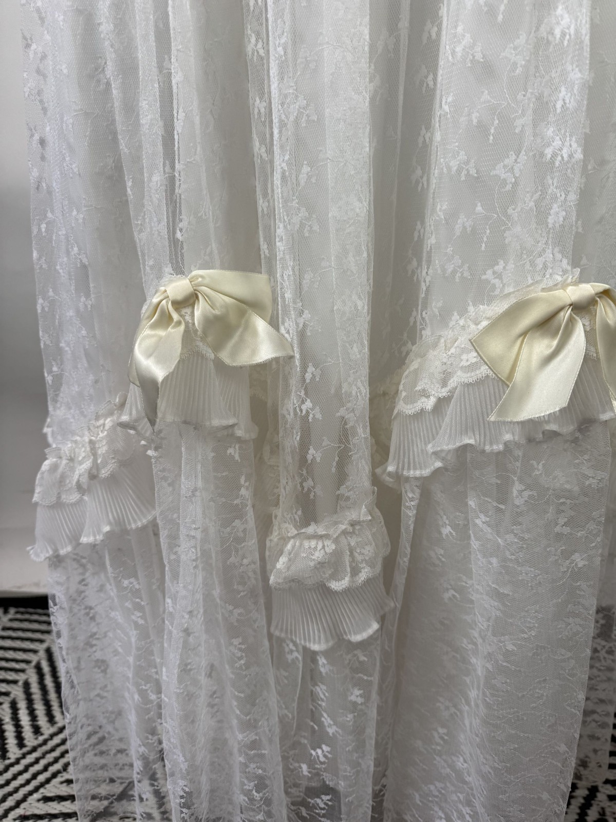 Vintage 70s White Lace Wedding Dress Size 8 With Satin Ribbons & Ruffled Necklin