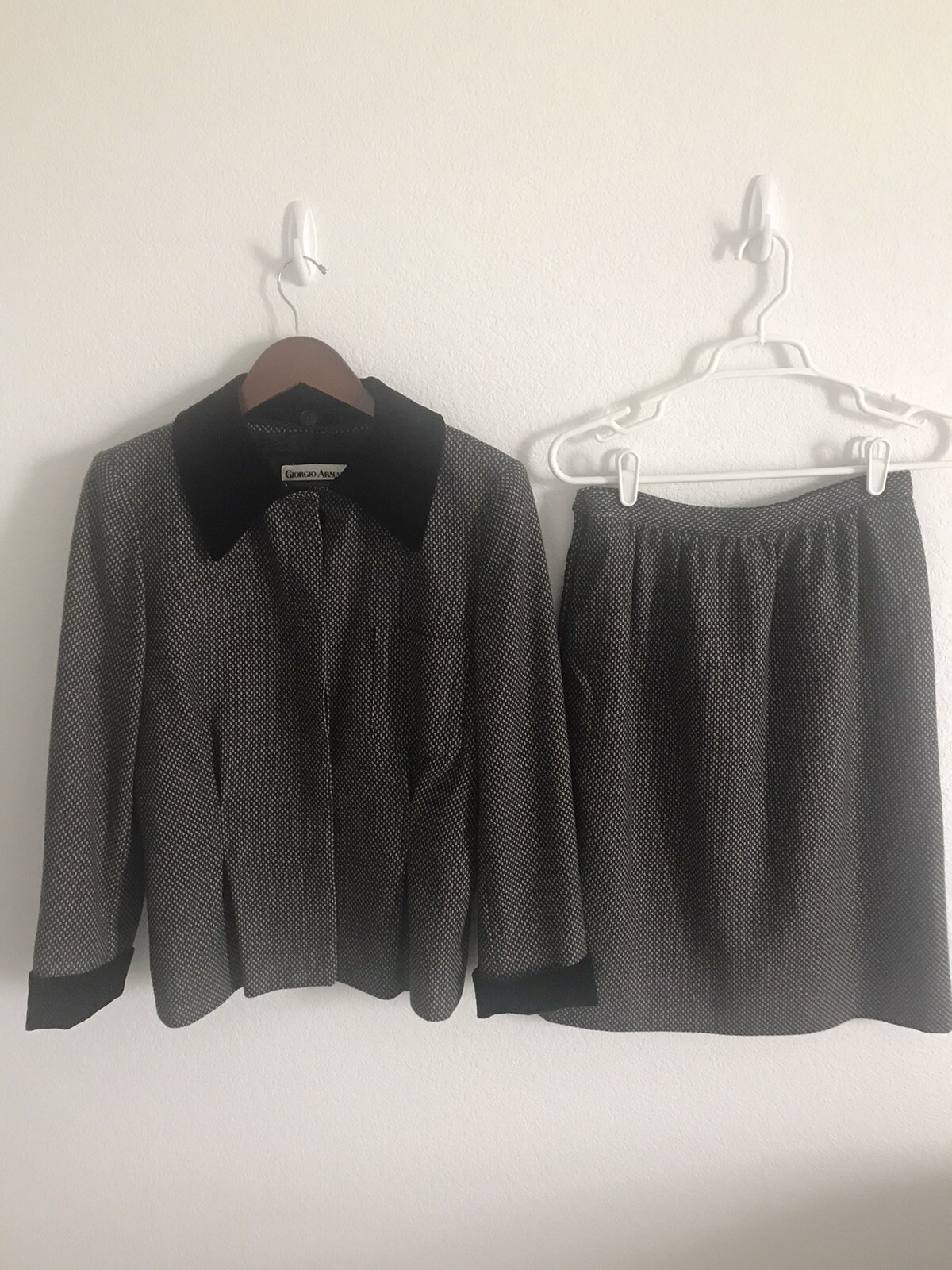 Giorgio ARMANI Womens Vintage 2 Pc Suit Detachable Velvet Collar & Cuffs Perfect