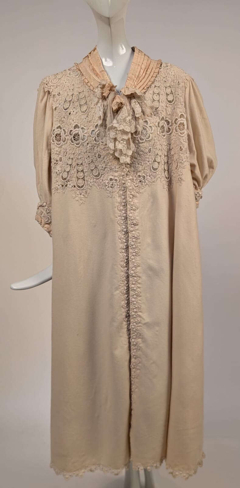 AU BON MARCHE EDWARDIAN BLONDE CASHMERE COAT W DENSE FLORAL LACE INSERTION