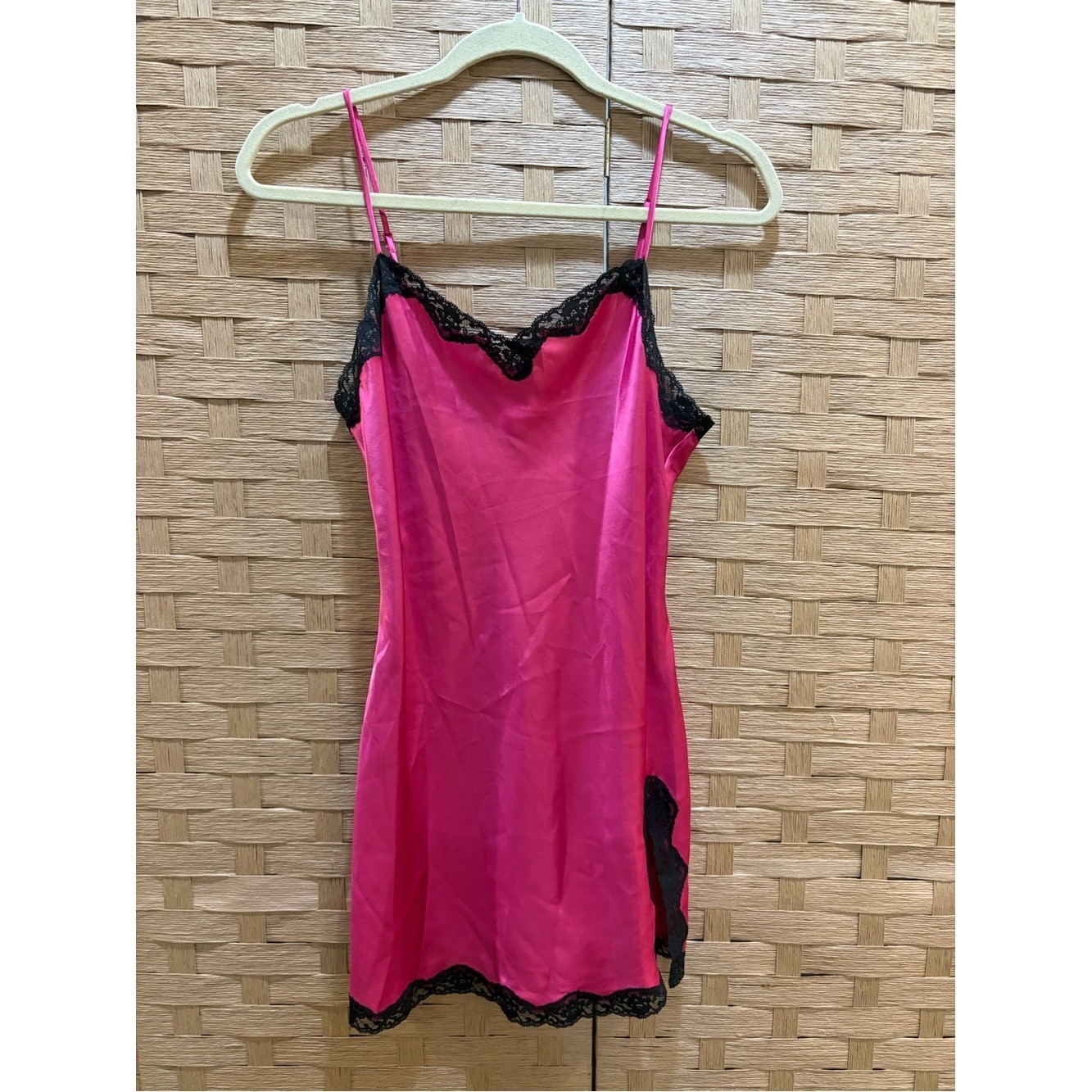 Victoria’s Secret Hot Pink stretch Satin Slip Black Lace Size M vntg