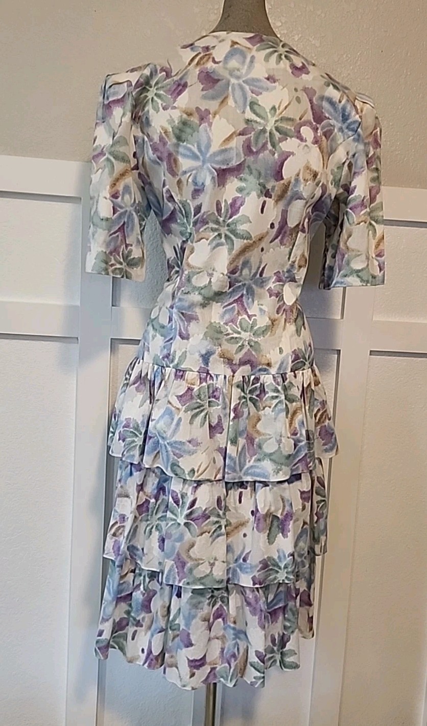 VINTAGE DW3 WOMAN FLORAL DRESS SHORT SLEEVES MULTI-COLOR USED