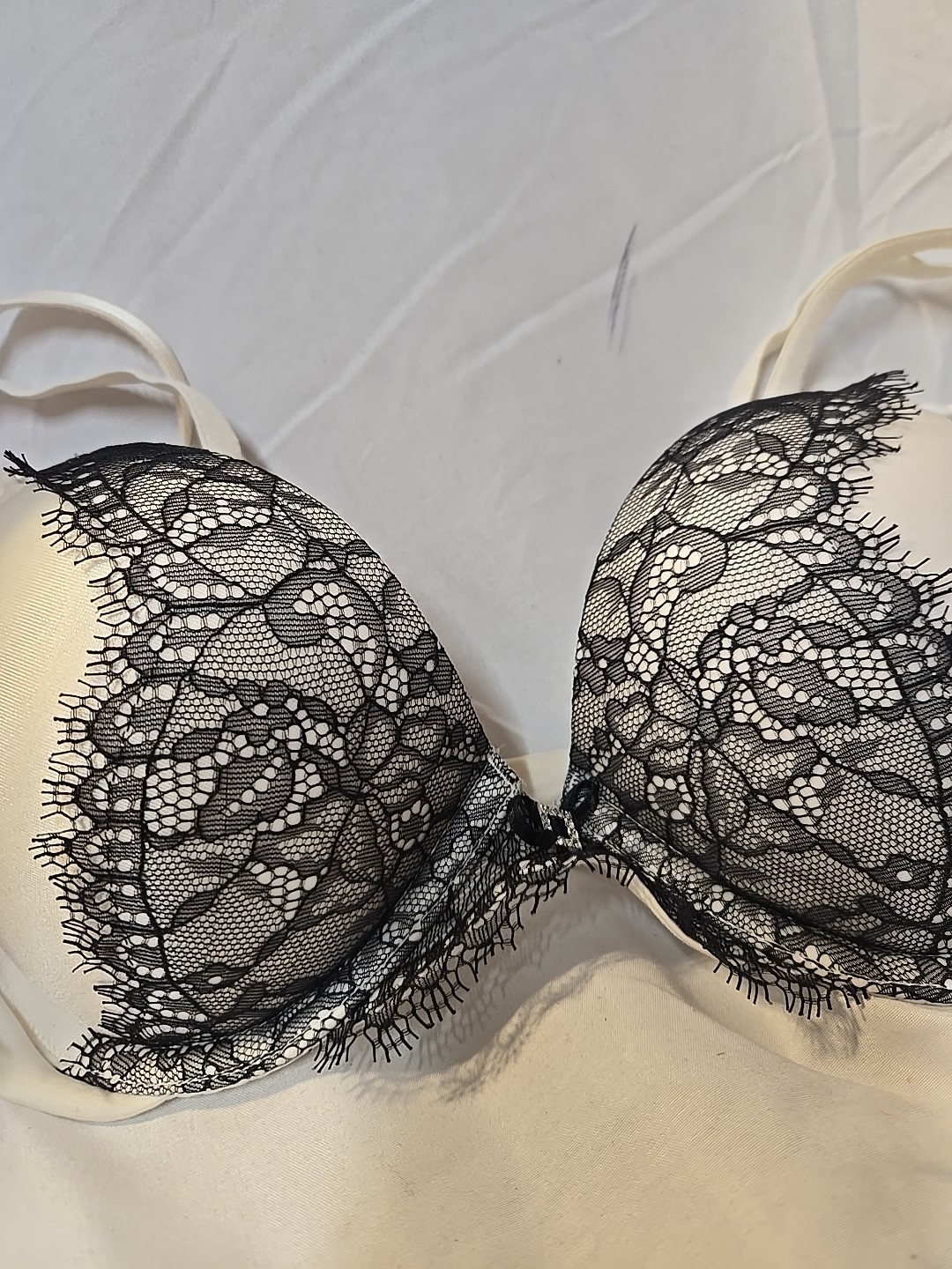 2011 Victoria’s Secret Miraculous Plunge 34B White Blk Lace Trim Bra Rhinestones