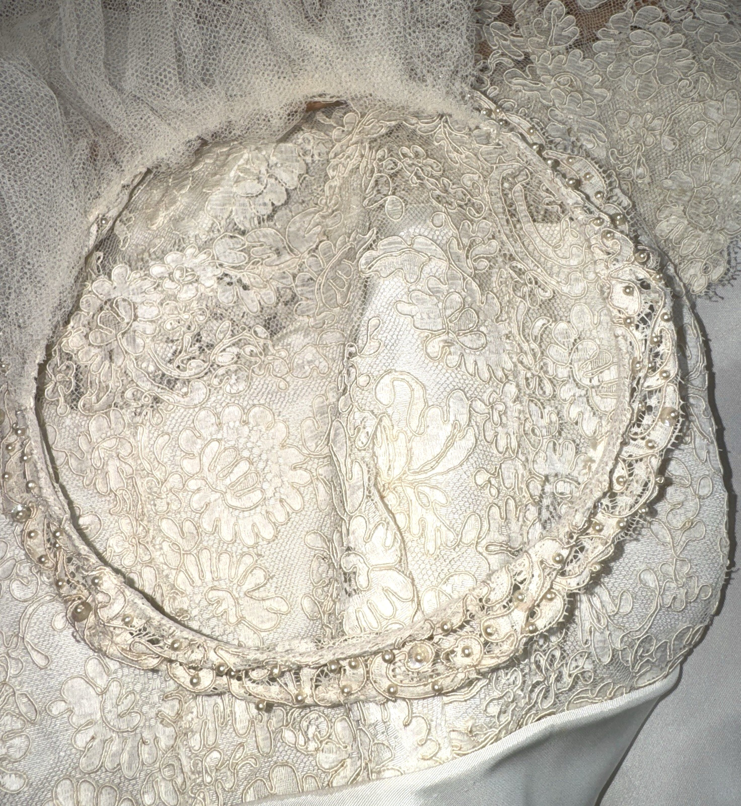 1960s Vtg Chantilly LACE SATIN WEDDING GOWN Petticoat VEIL Sz Small Saks 5th Ave