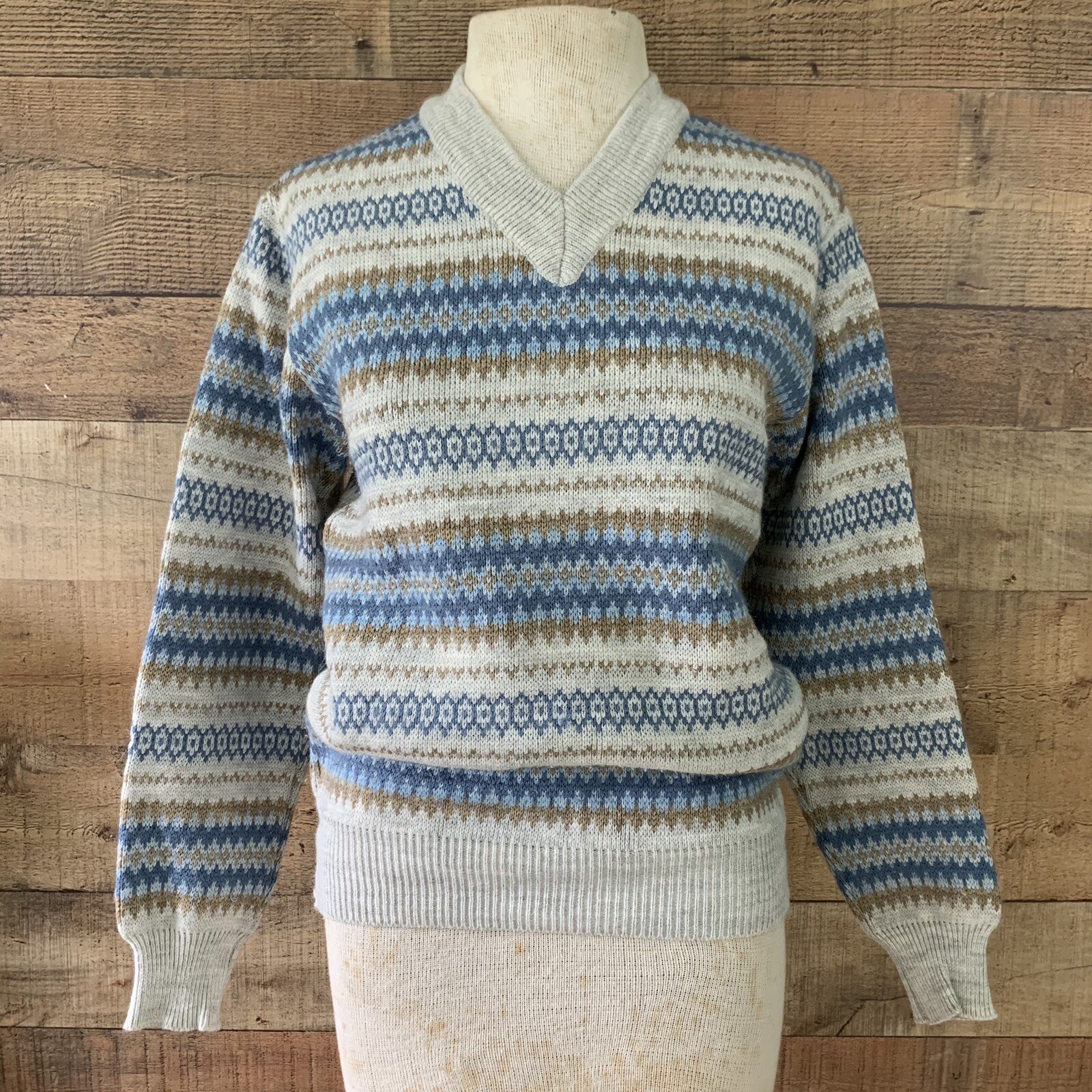 Vintage 1970s Jump Ahead Ribbed Cuff Hem V-Neck Sweater Size S/M