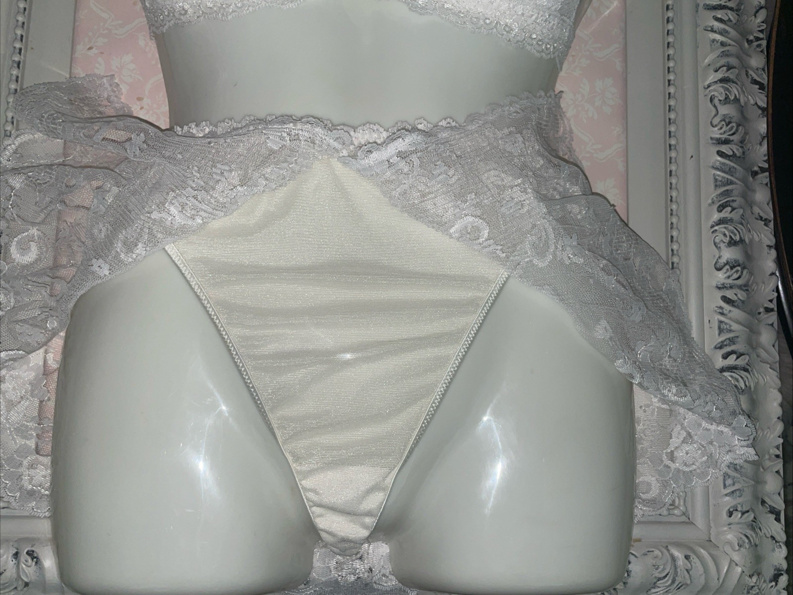Marilyn Monroe Skirted Lace Thong Panty & Accordian Lace Front Close Bra 32/S