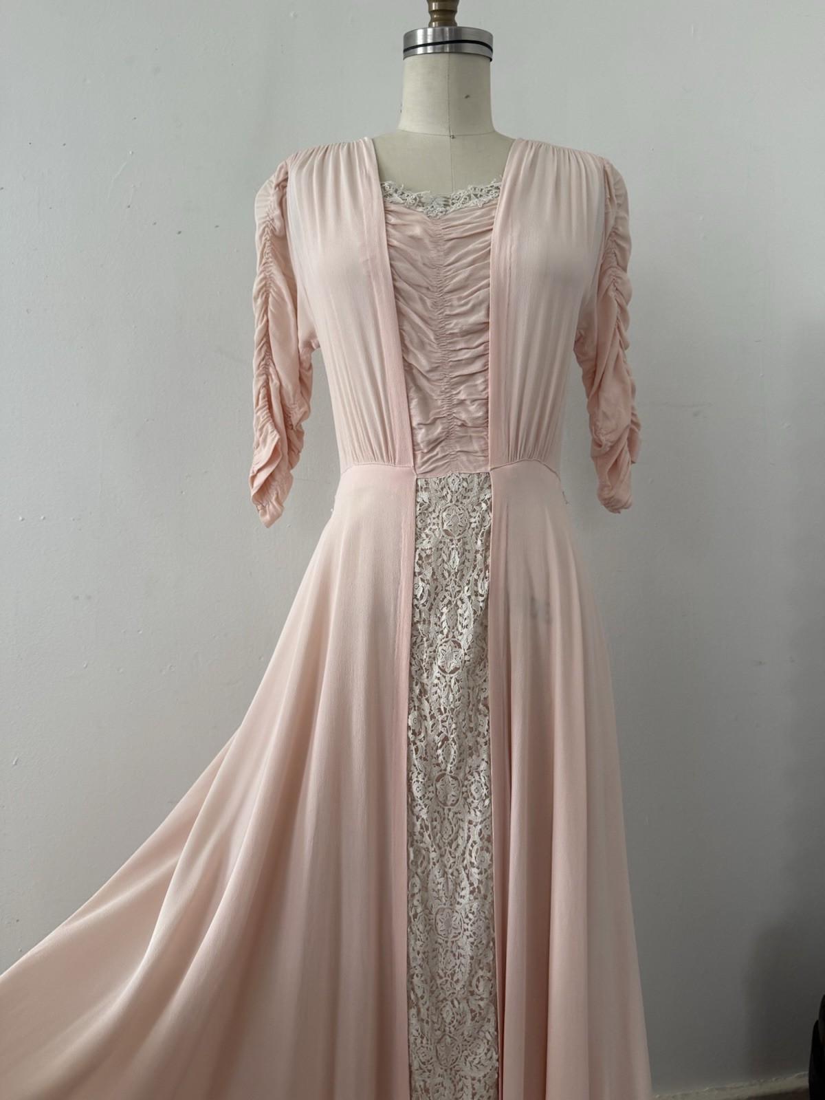 Stunning 1940s Pink Crepe/Crocheted Lace Gown Wide Sweep Skirt XS S