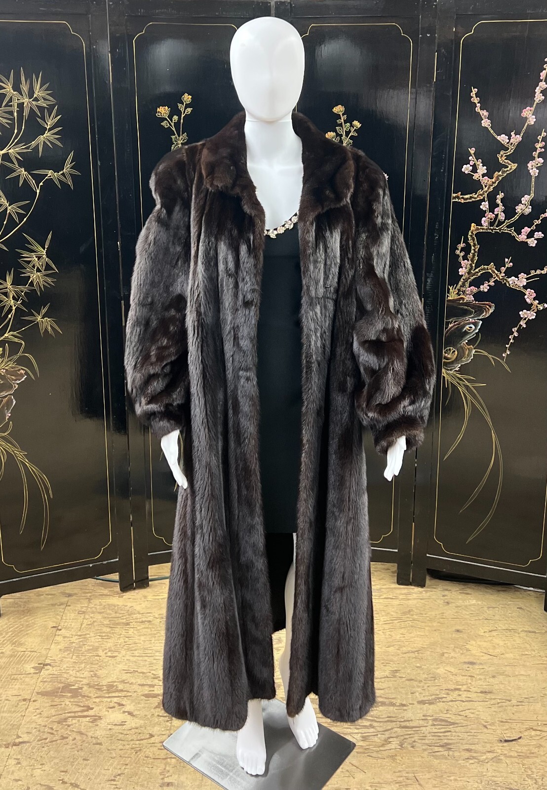 Vintage Hudson’s Fur Salon Beautiful Full Length Silky Female Mink Fur Coat
