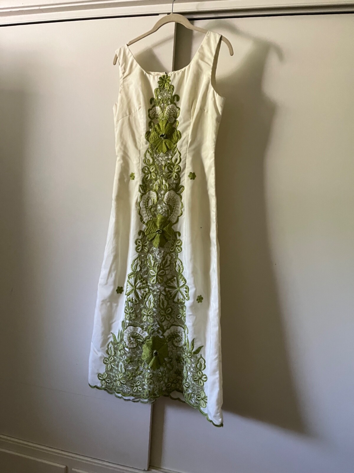Vintage Cream and Green Embroidered Midi Dress sz 6 unnamed beautiful