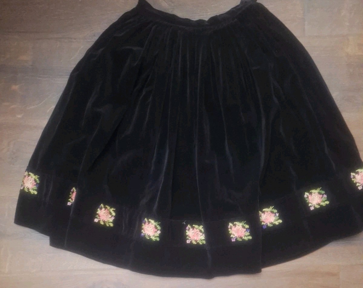 Vintage 1950s, Velvet Hand Embroidered Full Circle Skirt Whimsigoth Cottagecore