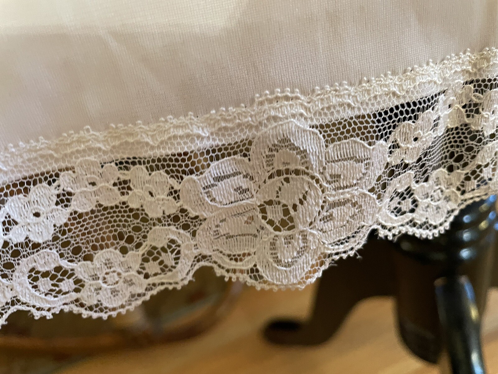 VINTAGE SHADOWLINE IVORY SLIP WITH LACE SIZE 34 PINUP GIRL!