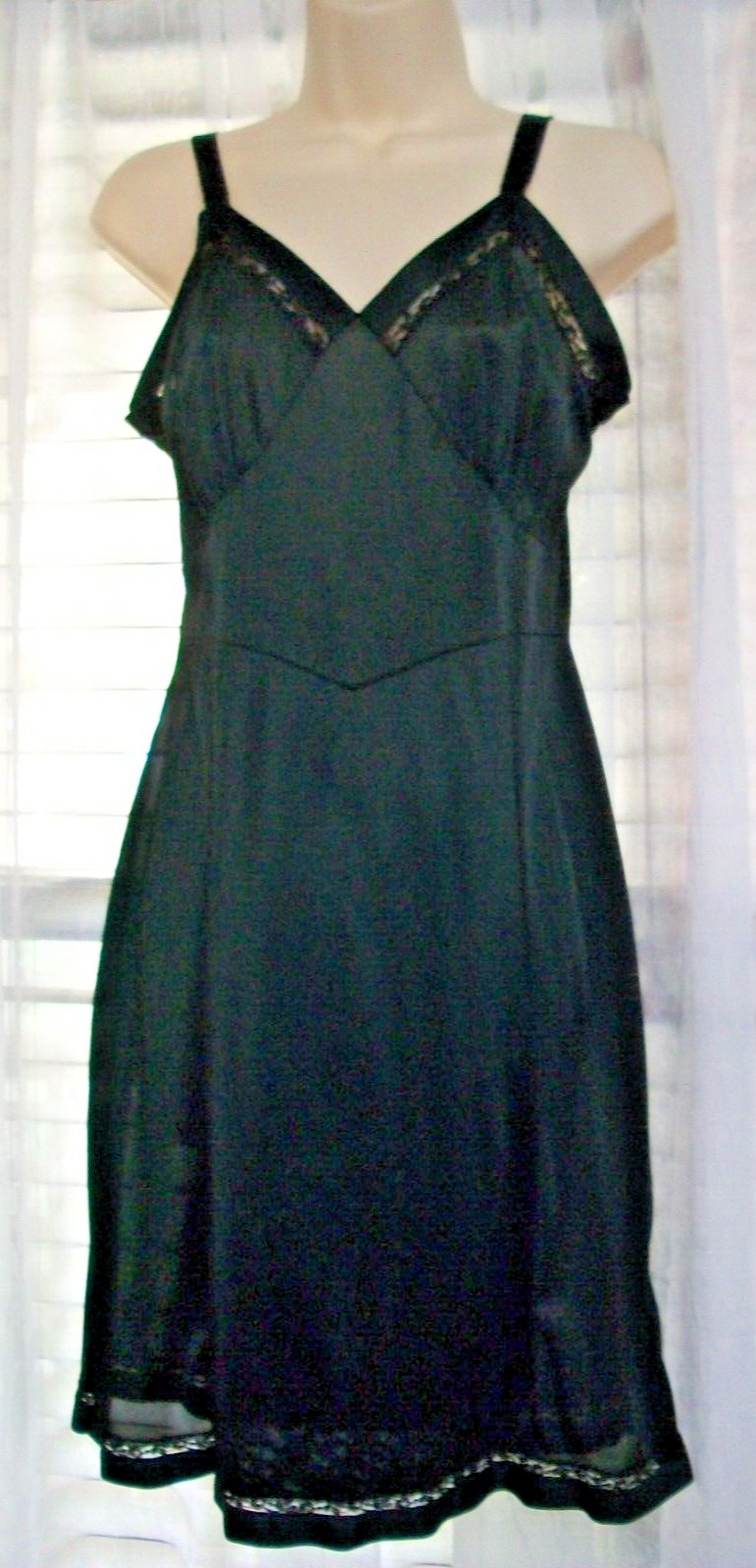 VTG 60s VELROSE BUST 34/36 BLACK SILKY FULL SLIP WITH SHADOWPANEL~LACE TRIM~