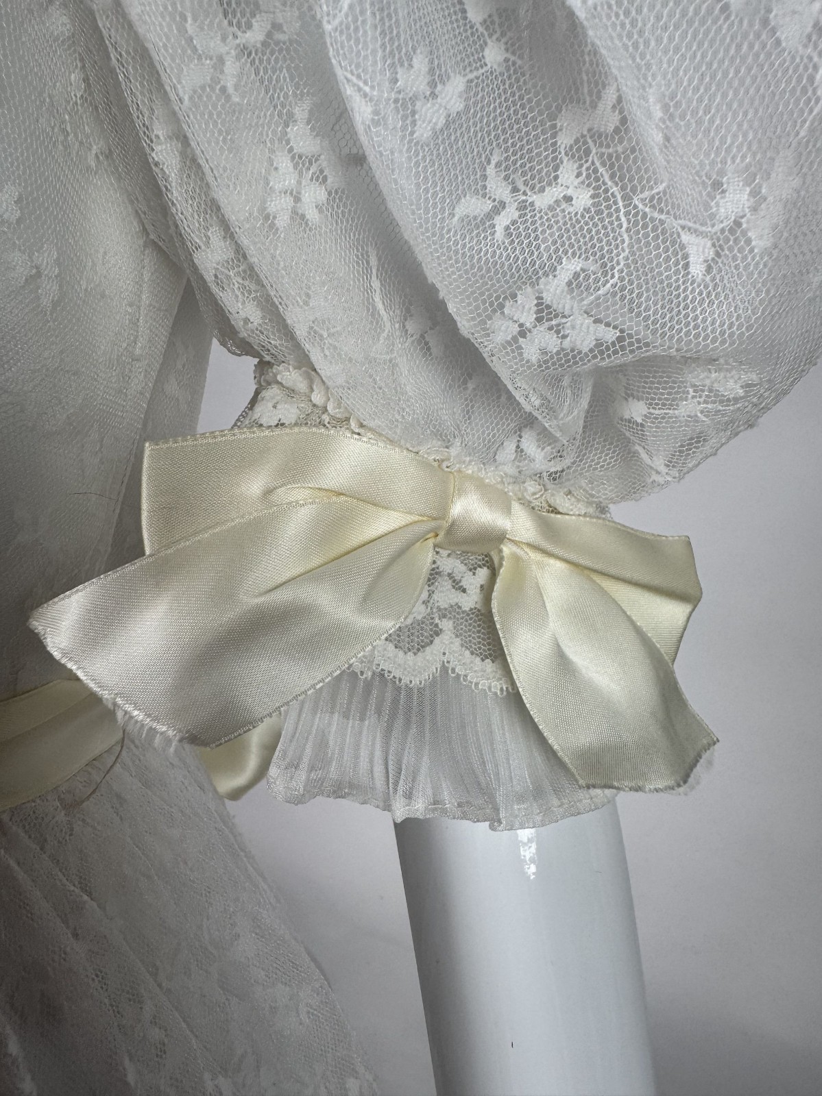 Vintage 70s White Lace Wedding Dress Size 8 With Satin Ribbons & Ruffled Necklin
