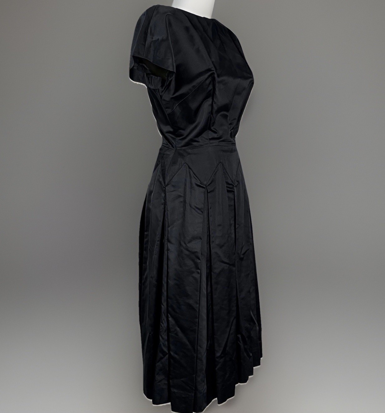 VTG 50s Dynasty Cocktail Dress Black Silk Taffeta Darts Pleated Low Back Size XS