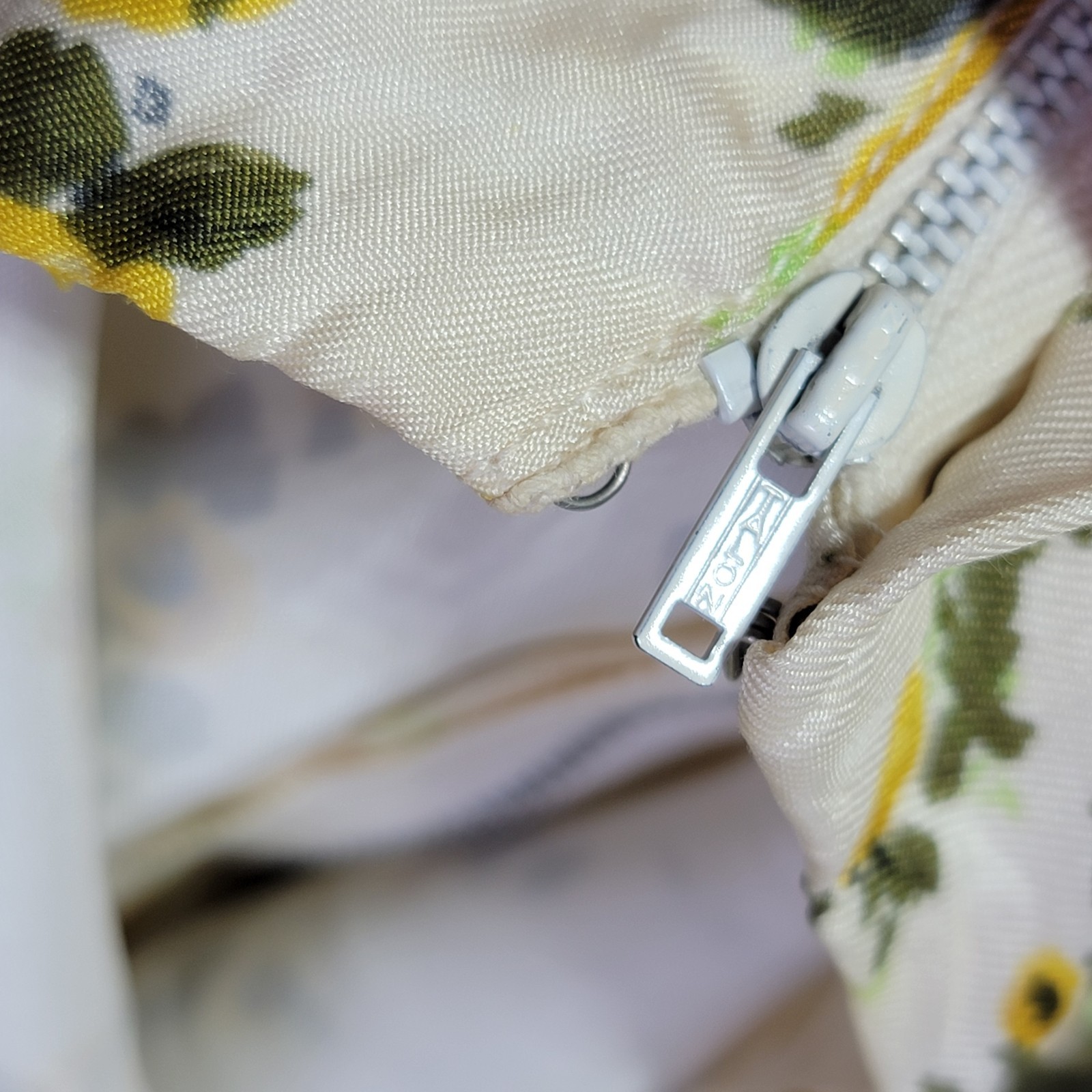 Vintage 50’s-60’s Off-White Yellow Rose Midi Summer Dress Floral Women’s Size 8