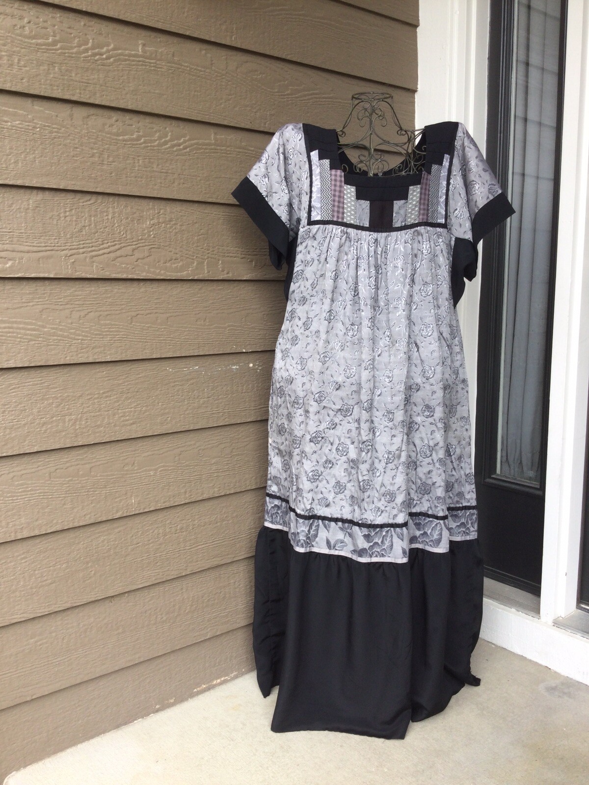 Vintage handmade womens dress plus size( 1X) see pictures with measurements.