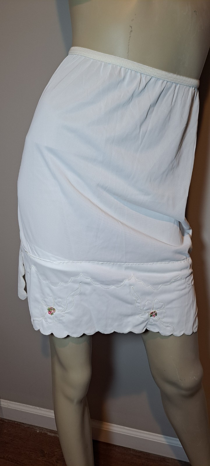 Vtg Avian White Nylon Half Slip SMALL Scalloped Hem Tiny Pink Flowers Cute Trim
