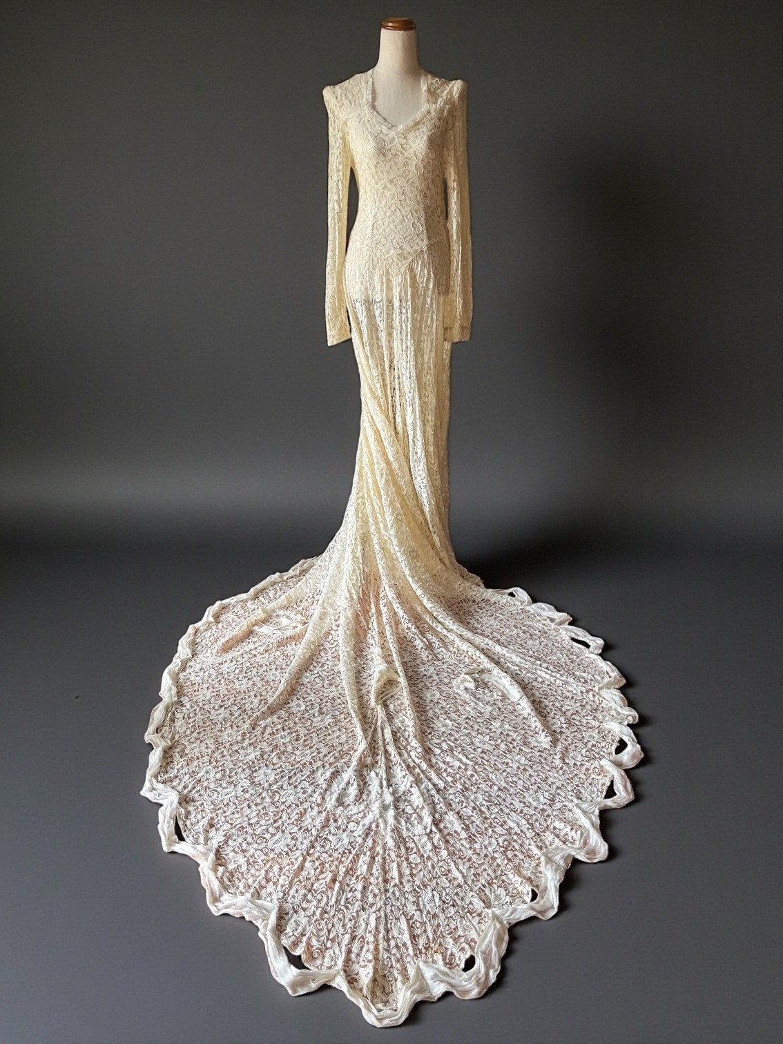 Rare 1930s Sheer Chantilly Lace Wedding Dress Gown – Long Catherdral 2.5m Train