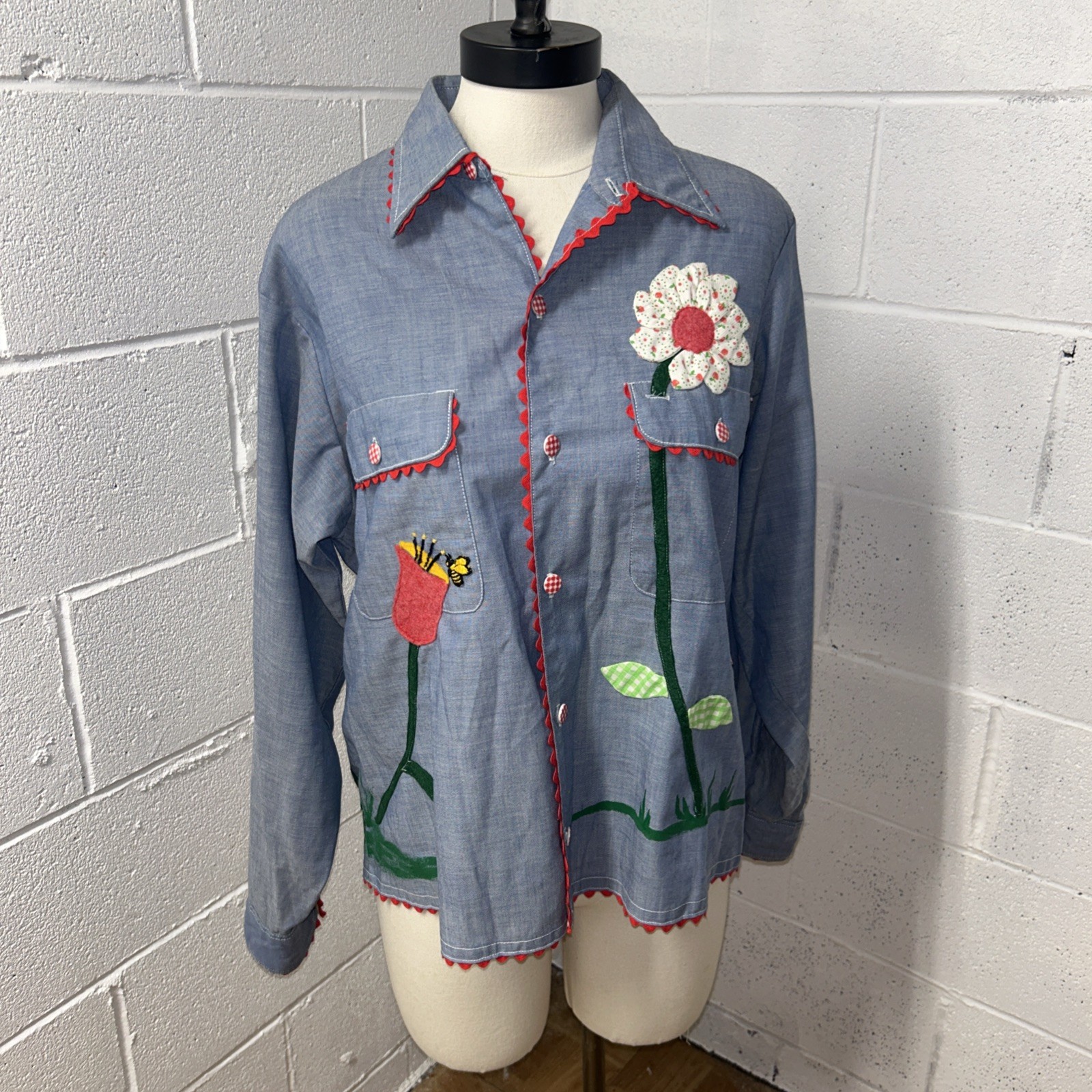VTG Chambray Hand Embroidered Shirt Blue Floral Bee Holly Hobby Big Mac Med E4