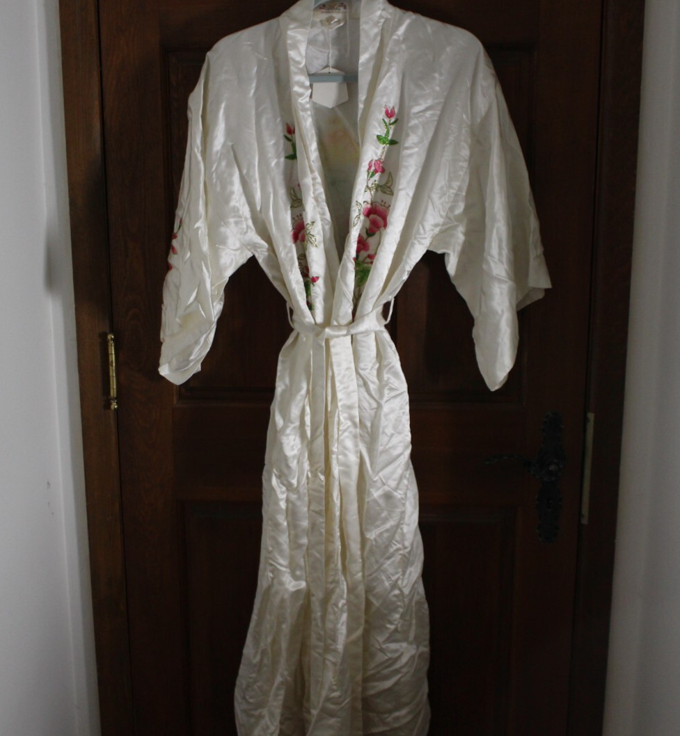 NWT Vtg Golden Bee White Silk Kimono Robe Embroidered w/ Flowers & Birds Size L