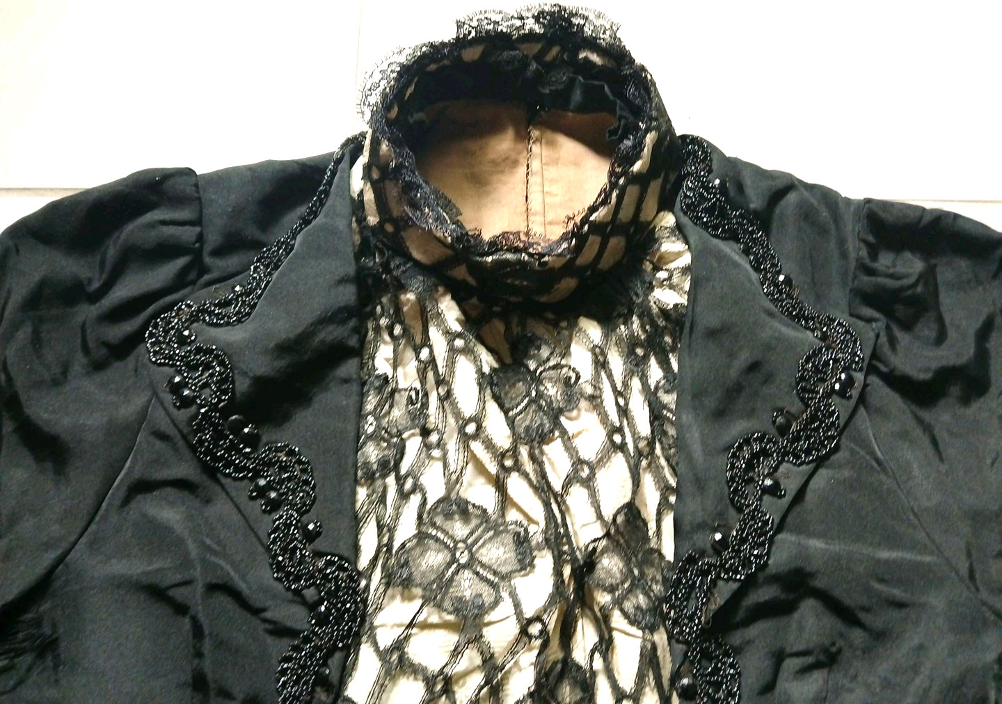 ANTIQUE VICTORIAN BLOUSE JACKET HANDMADE LACE BEAD HIGH NECK METAL TOP HOOKS BLK