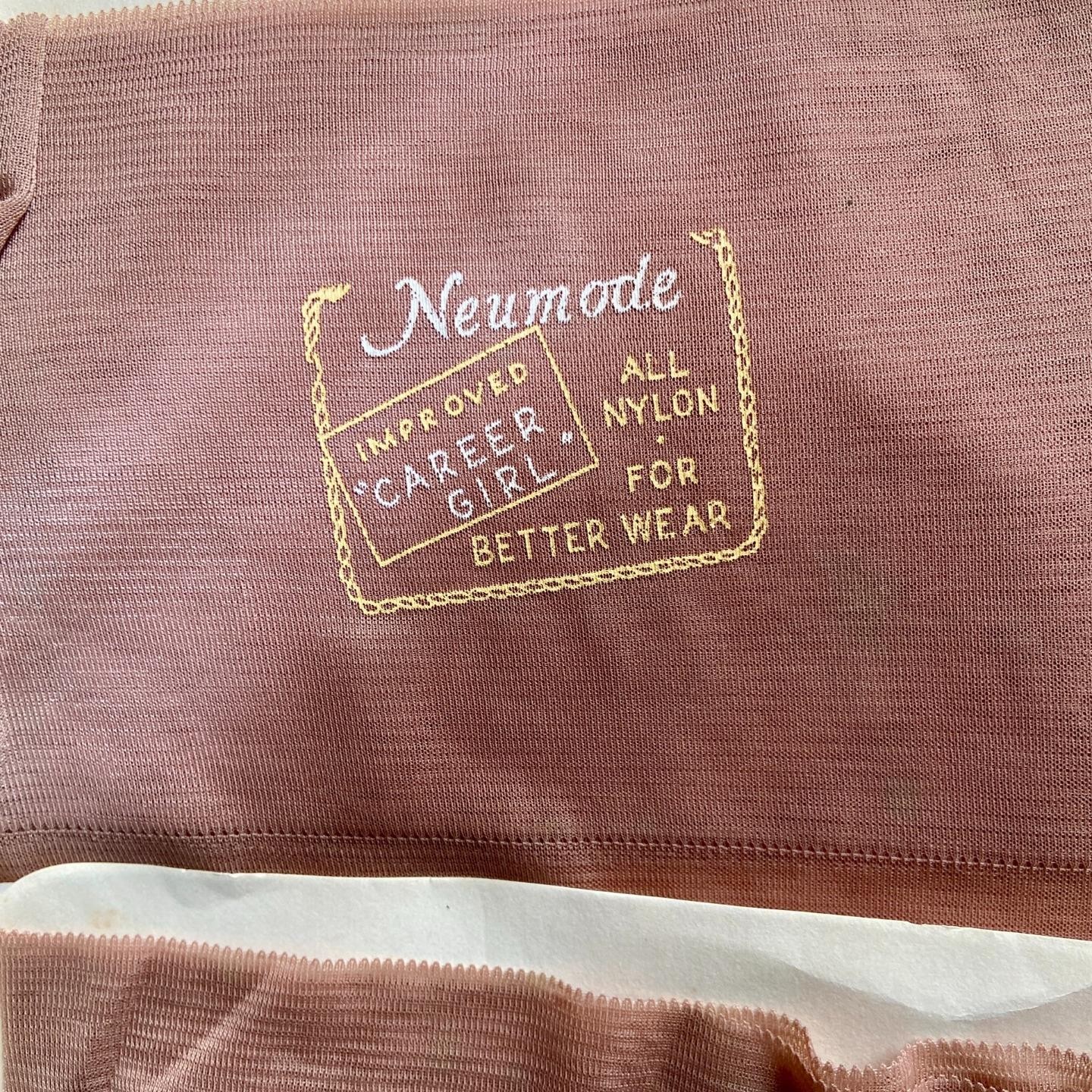 vtg 2 prs Pennys GAYMODE Neumode Nylon Stockings Cuban Heel 9 1/2 Beige Glo NIB