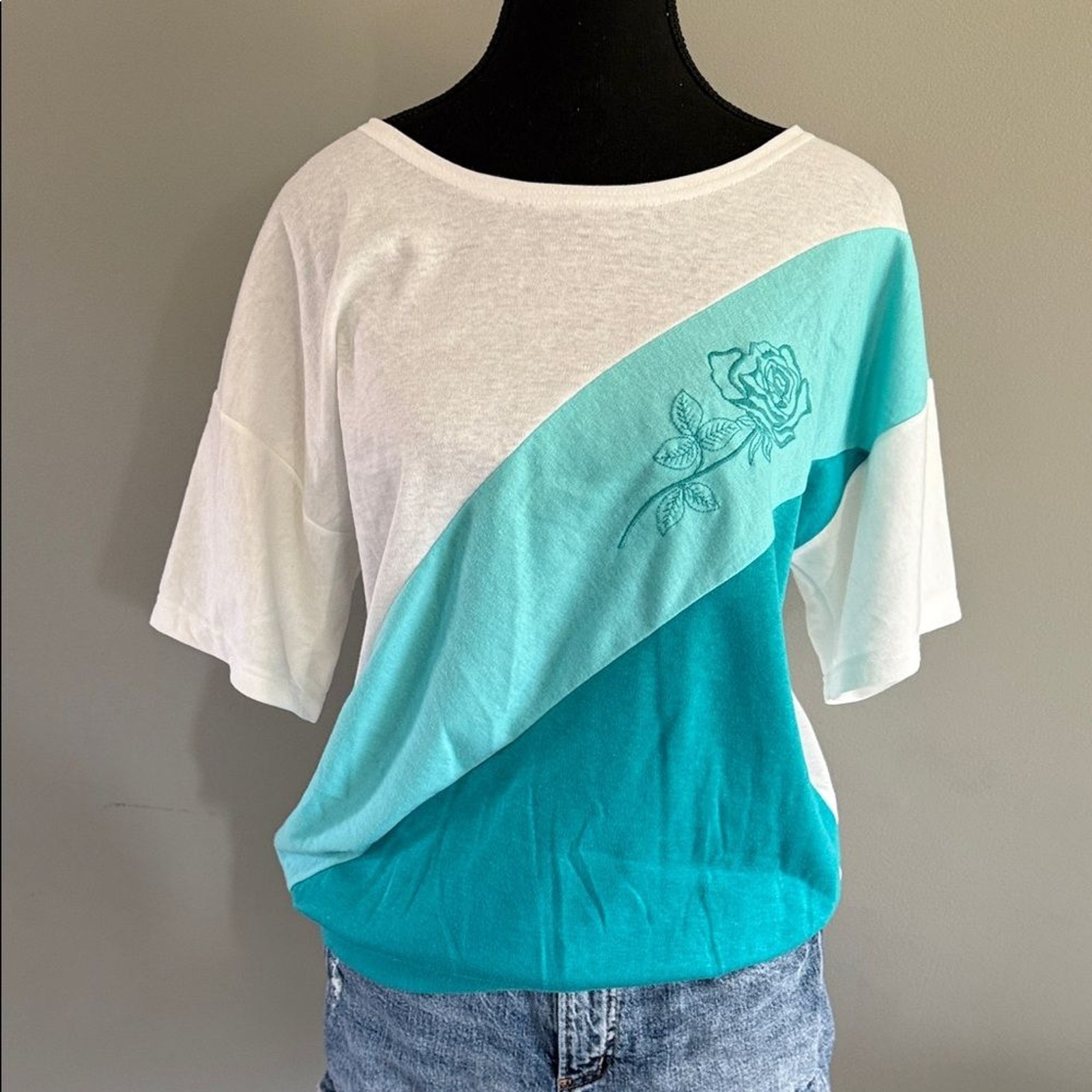 Vintage White and Teal Women’s Short Sleeve Top With Embroidered Flower