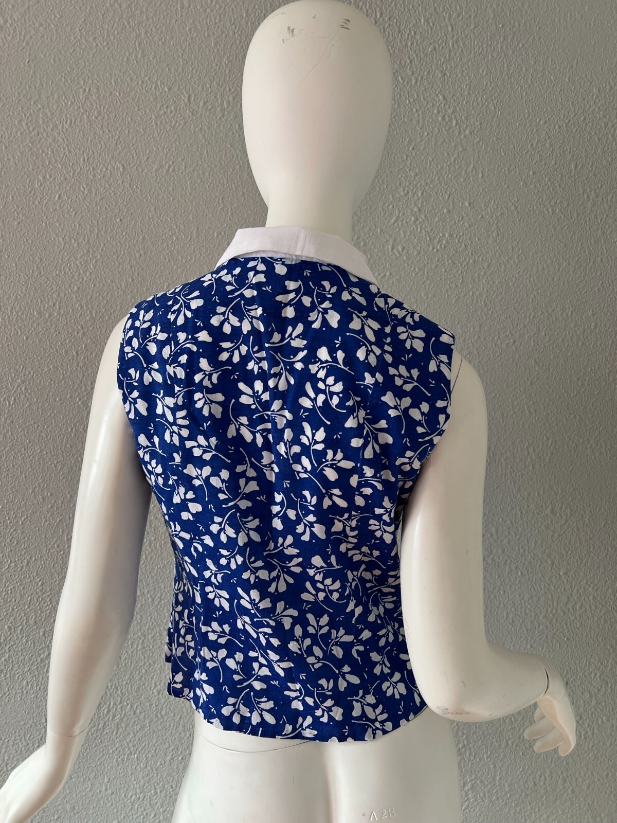Vintage Blue Floral Pearl Button Down Sleeveless Pin Up Crop Blouse Top S/M