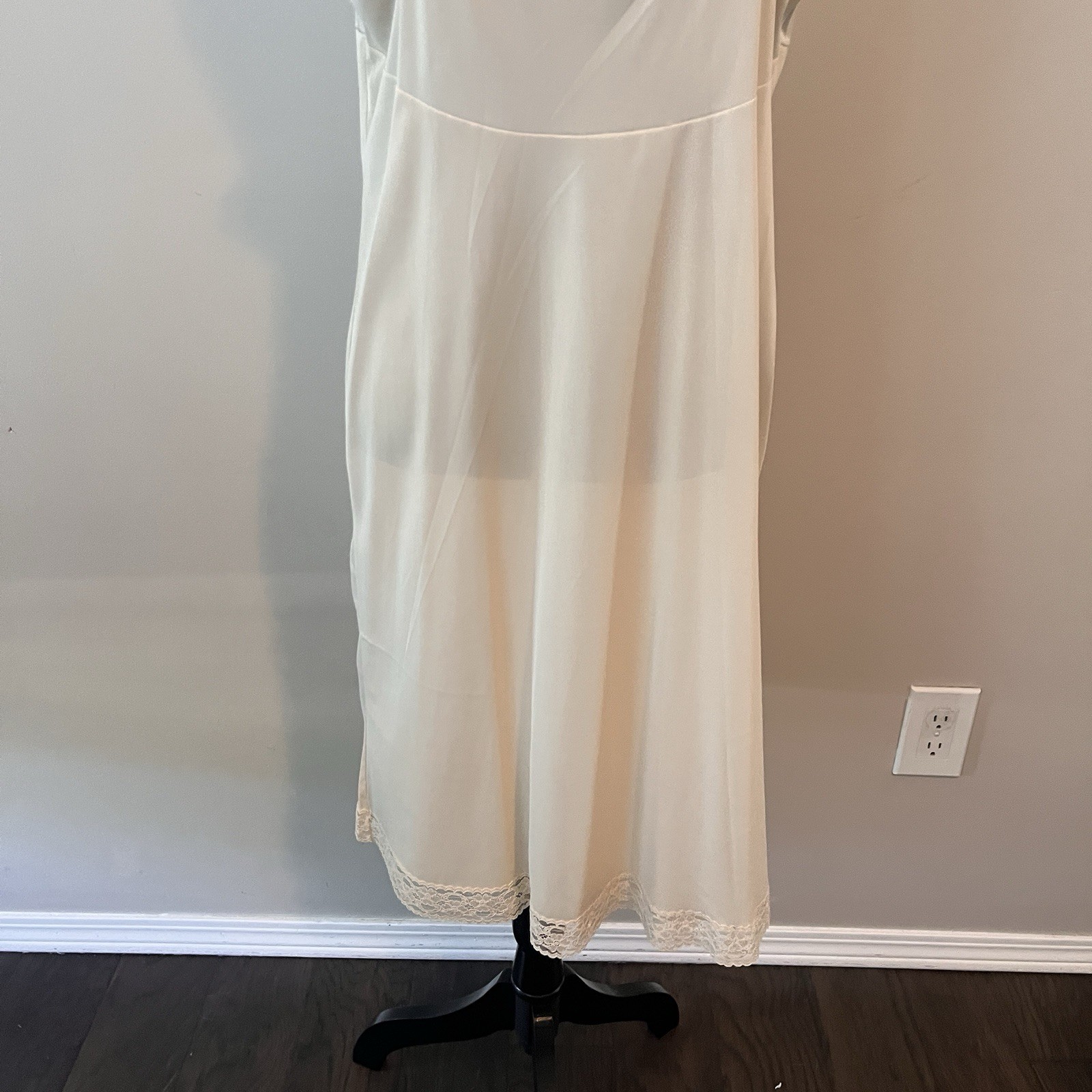 Vintage Vanity Fair Full Slip Nude Antron III Nylon Lace Sz 40TT