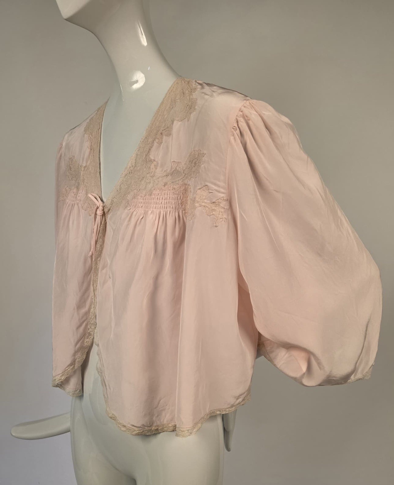 ANTIQUE 1930’S PETAL PINK RAYON BED JACKET W LACE TRIM