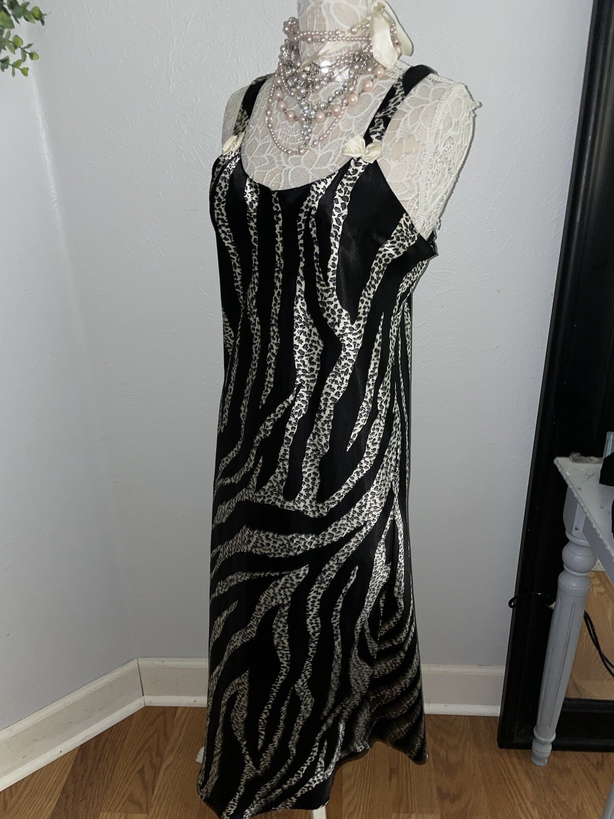 Contessa Di Roma M Peignior GOWN & ROBE 2pc Lot Woman’s Black White Satin Set