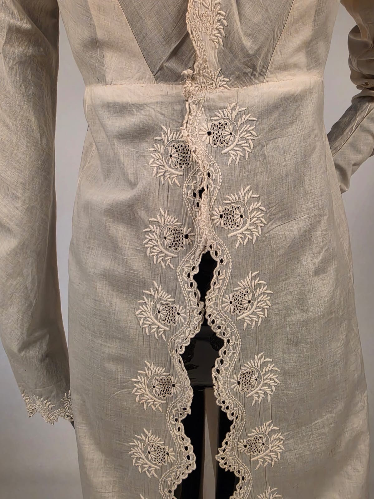REGENCY 1815 HAND EMBROIDERED FINE COTTON DRESS W PUFF SLEEVES + STAND UP COLLAR