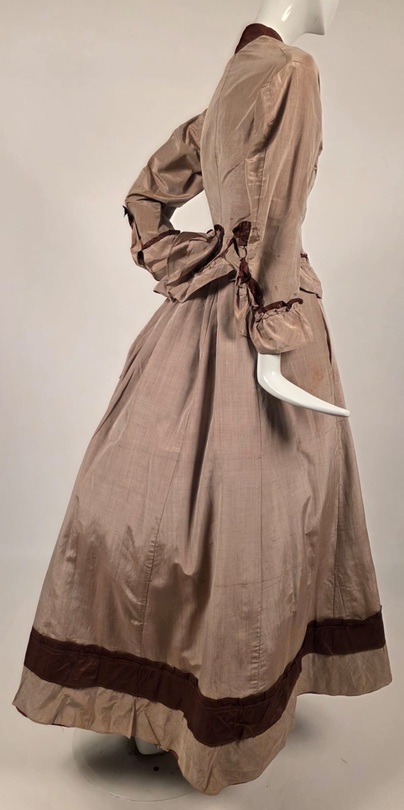 POST CIVIL WAR 1860’S GRAY BOMBAZINE + SILK DRESS W BOW TRIMMED FRONT