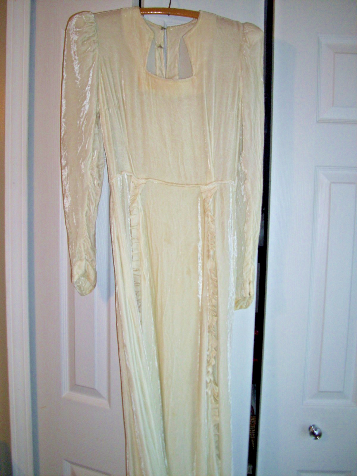 Vintage 1940’s Off White Crushed Velvet Wedding Gown Long Sleeves Side Zipper Sm