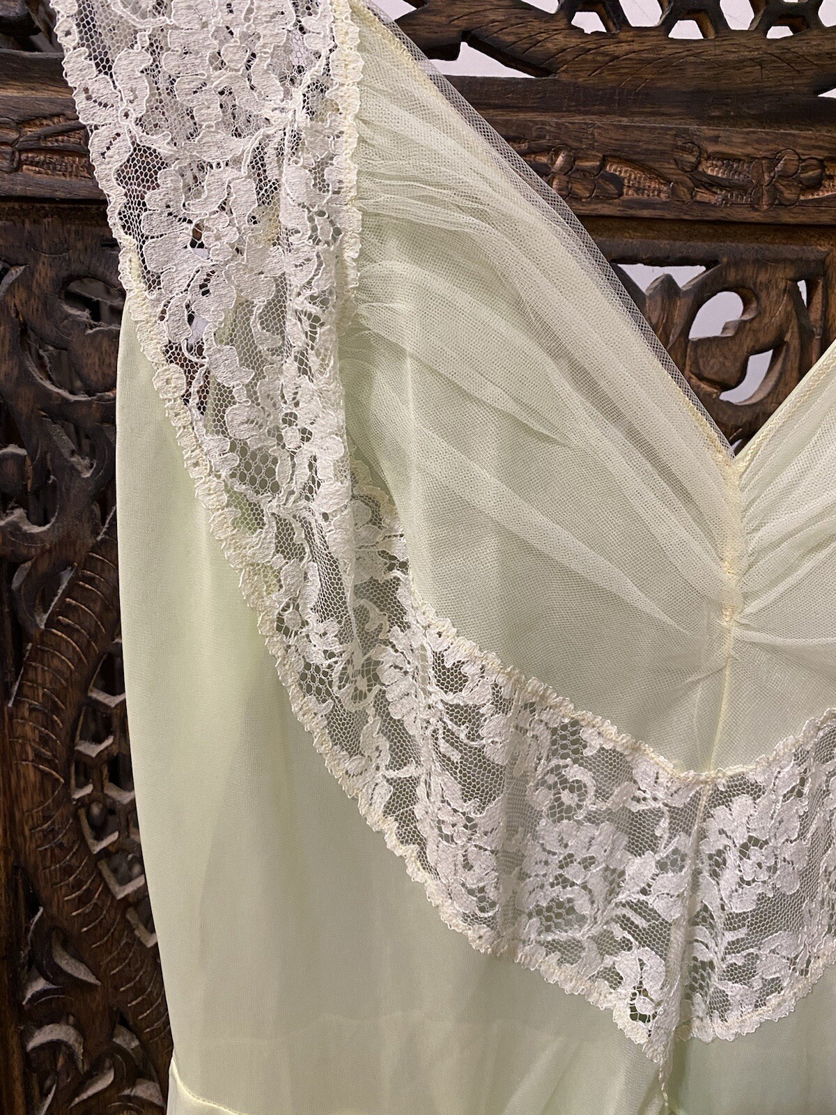 Vintage Munsingwear Size 36 Pale Green Nylon Tricot Lace Sheer Nightgown Nightie