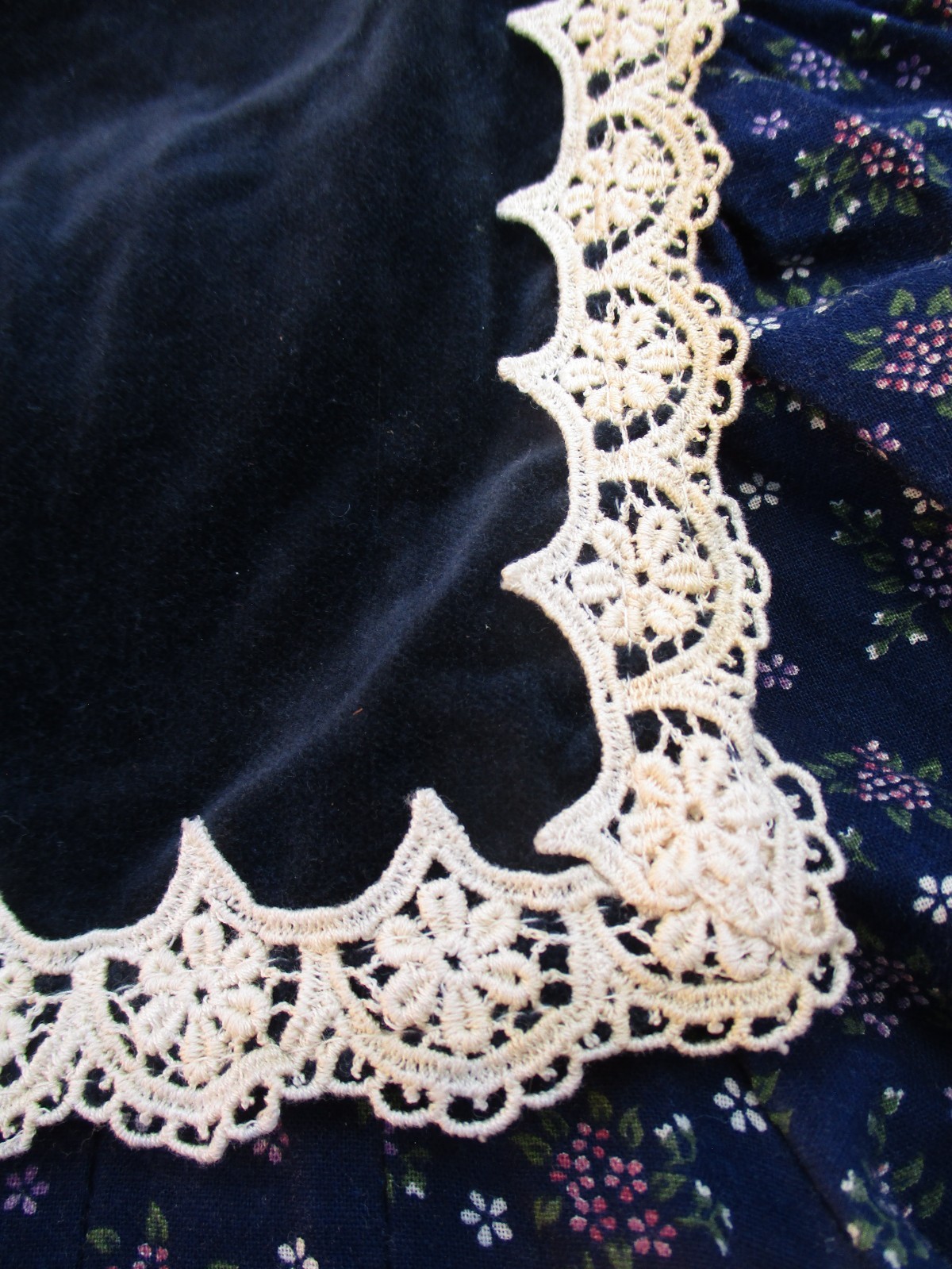 Vintage 70s Gunne Sax by Jessica Crochet Lace Velvet Puritan Collar Smock Dress