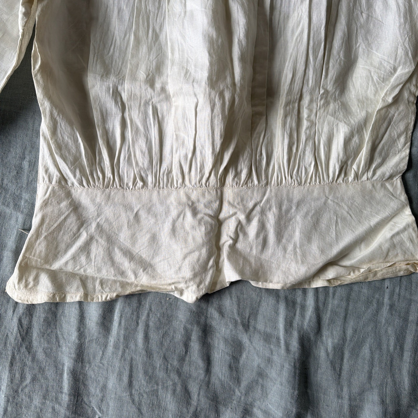 Rare 50s Women’s Vintage Embroidered Blouse Floral Cotton Smocked Neckline