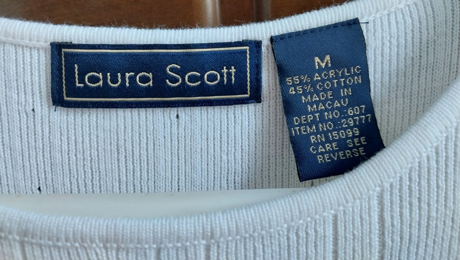 Vintage Women’s Short Sleeved Sweater,Laura Scott” Size M,Excellent Condition
