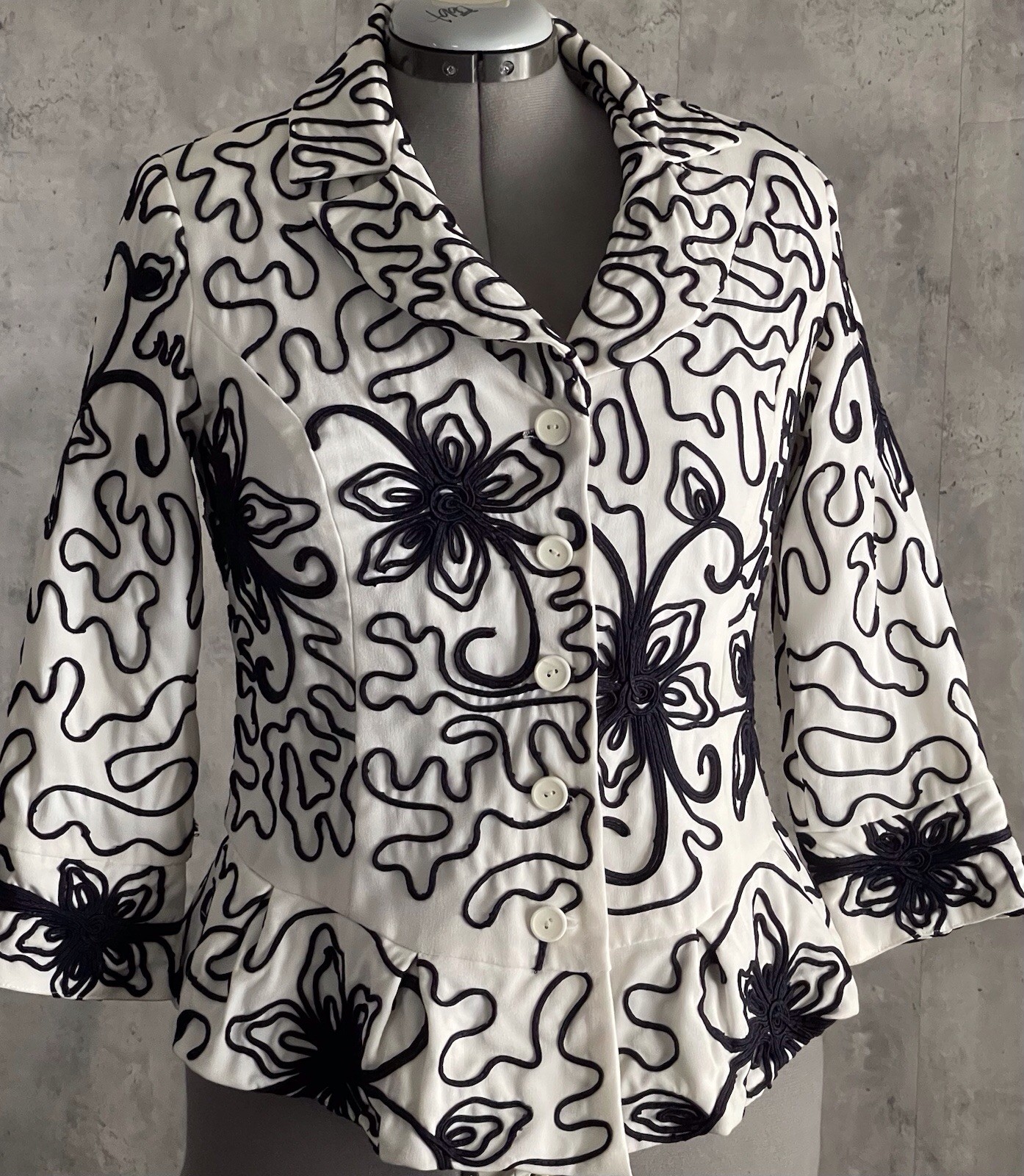 Graff By Um Company White W/Blk Foral Embroidery Abstract Jacket Sz Small
