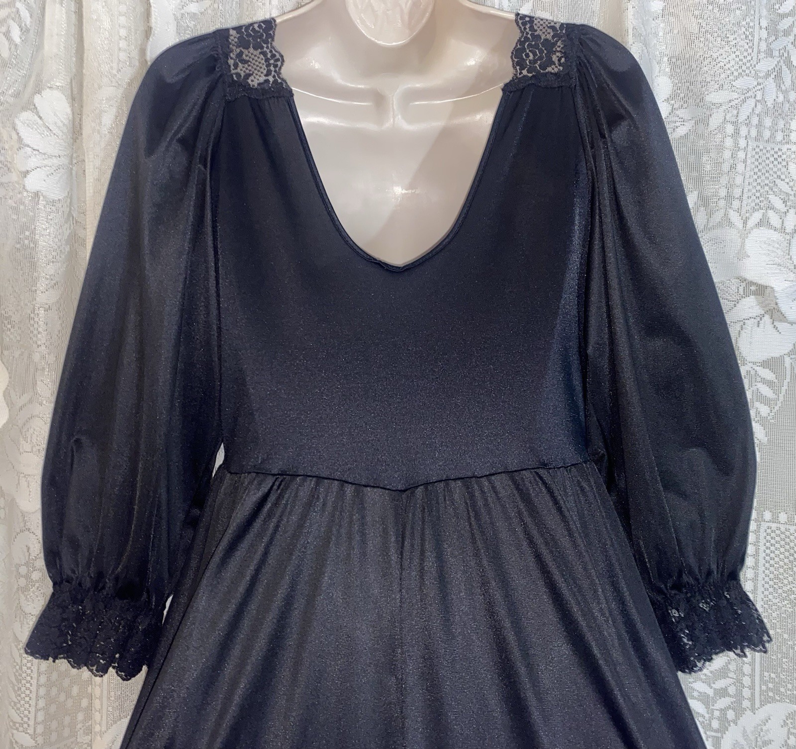 VTG 1X TALL 59″ Black Lady Cameo Nylon Nightgown w Princess Sleeves Olga esque