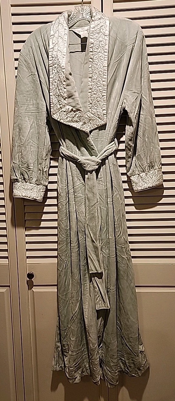 VTG Diamond Tea Ice Blue Embroidered Satin Trim Velour Belted Robe Women’s Small