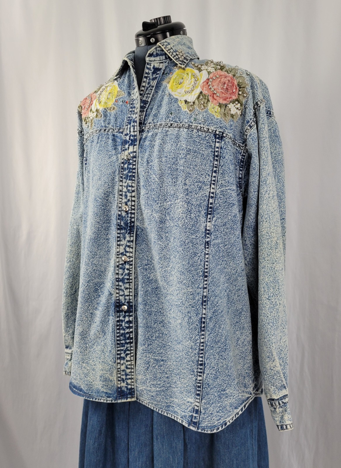 Vtg Pretty Bleu Acid Wash Denim Shirt w Applique Florals & Rhinestones Size M
