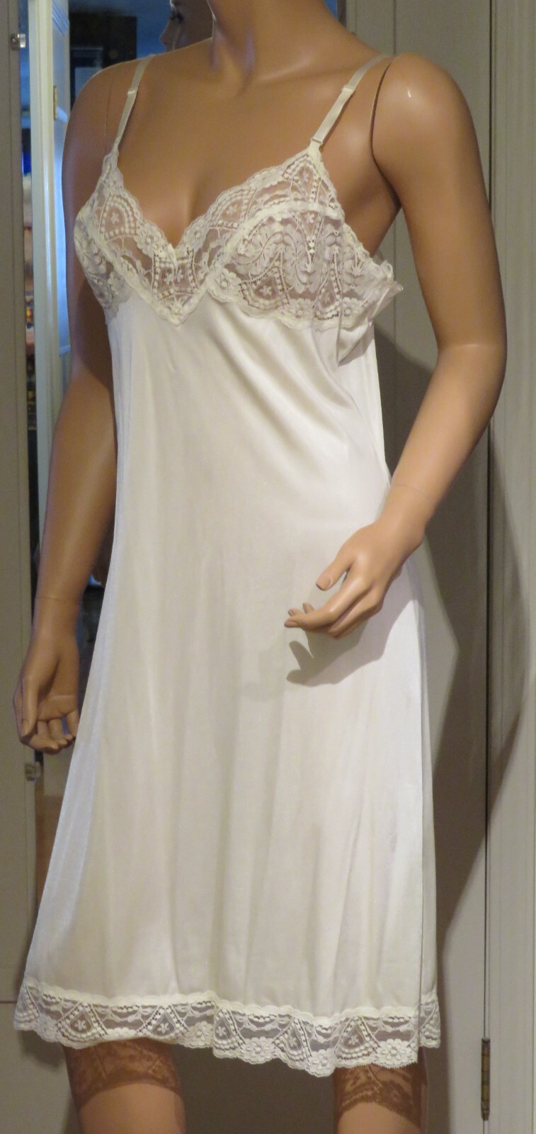 ll i Full-Slip Vassarette 36″ Long Nylon Lemon Yellow White Size 38 EUC #20169