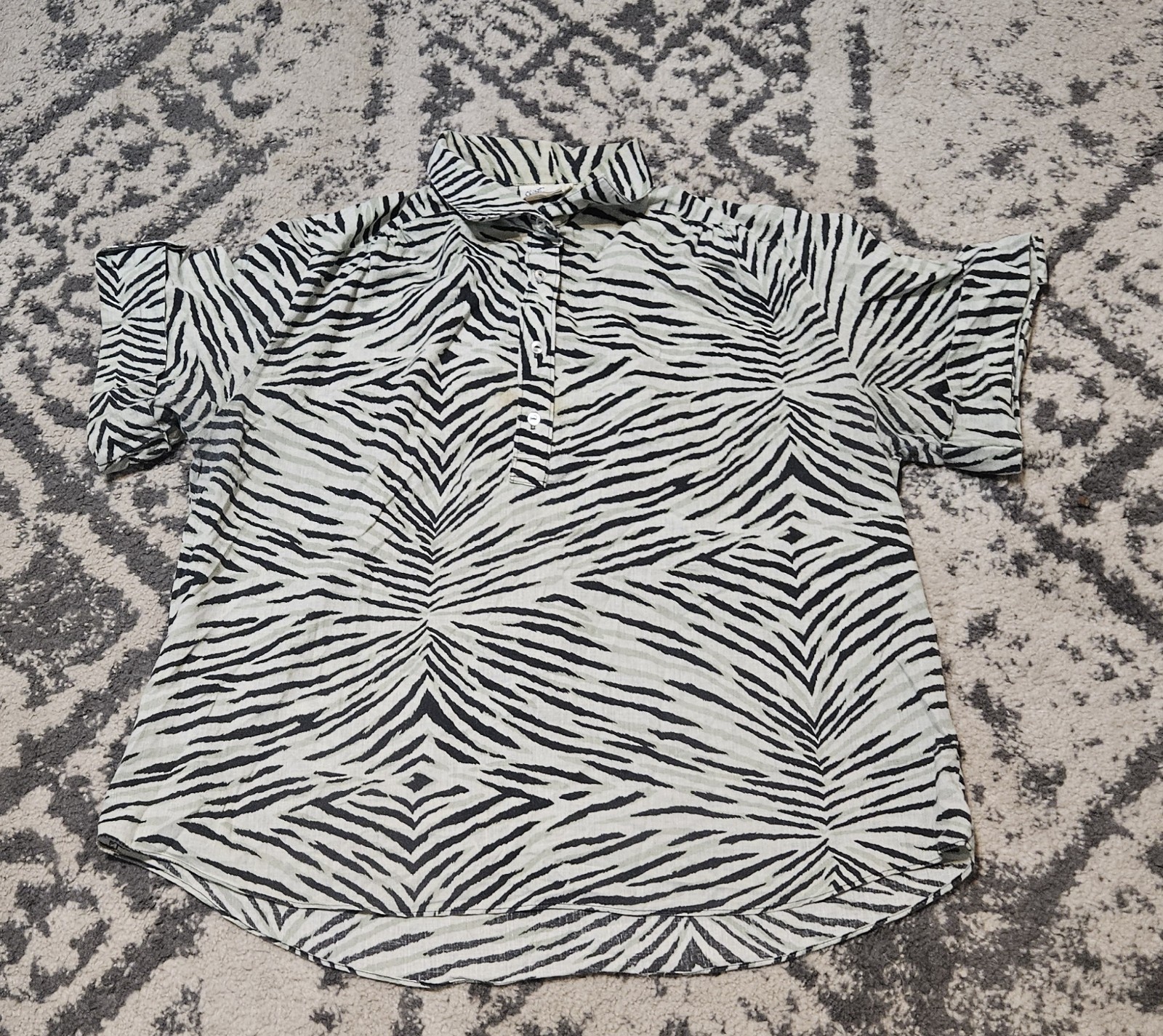 Vintage 1980s Shirt Links Women’s Pale Green Tiger Stripe Short Sleeve Top Size