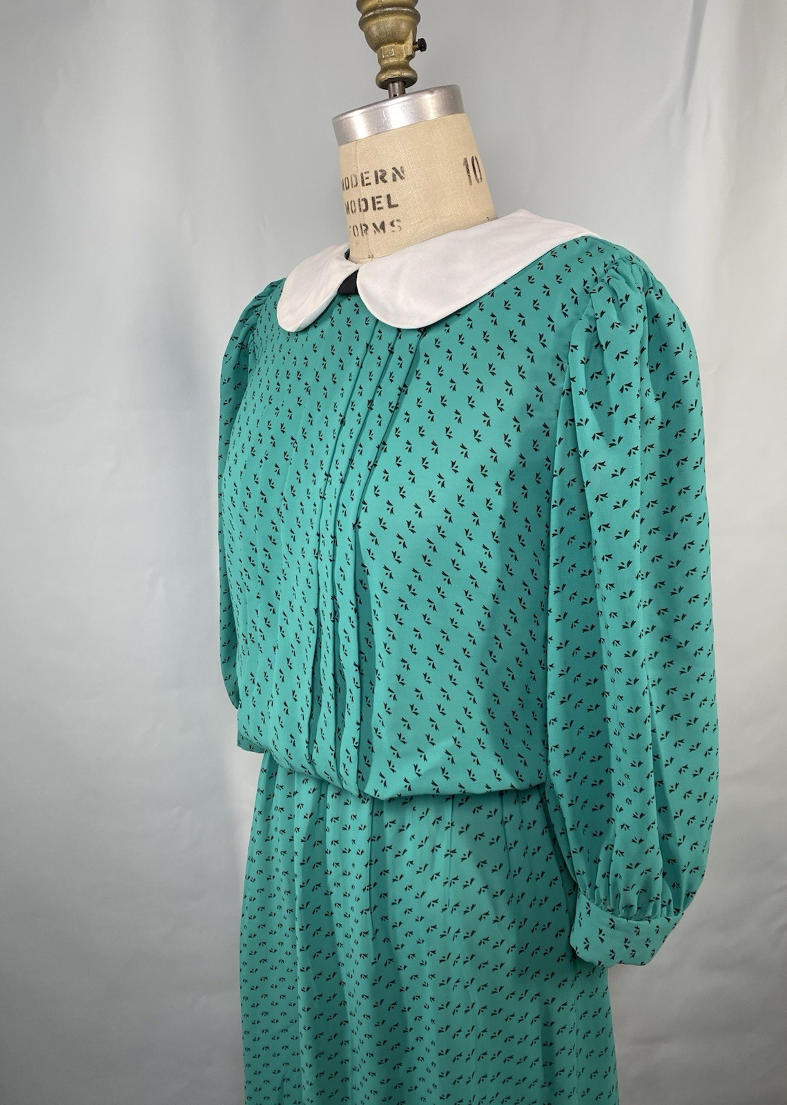 Vintage Dress SIZE MEDIUM green Peter Pan collar ALEXIS FASHIONS 80s 70s modest