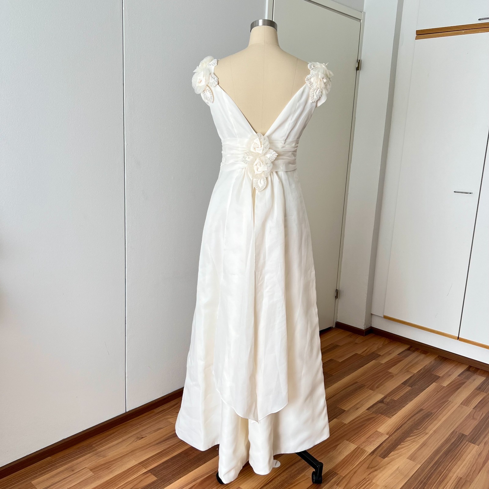 Vintage MON CHERI Wedding Dress Minimalist Low Back Aline Bridal Gown Romantic