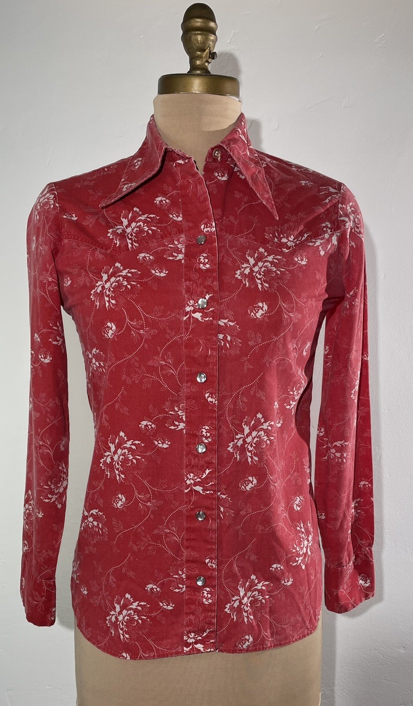 Wrangler Western Shirt Pearl Snap Women’s SZ S Red Floral Heavy Wear Hole USA
