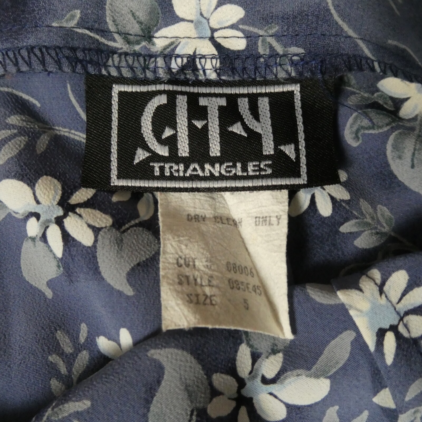 Vintage City Triangles Skirt Women Size 5 Made in USA Blue w Flower Prints Poly